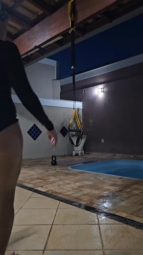 Marcinha Dias on Instagram: "Segunda parte do meu circuito de treino em casa com NADO ESTACIONARIO! 20 repetições da remada no TRX (Aqui, quanto mais "em pé" estiver, mais leve a carga) 20 repetições do afundo. Fiz com ketlebell unilateral. (Aumenta a ativação da musculatura do core) 20 repetições do swing com ketlebell. Muita atenção na execução e postura para não sobrecarregar a lombar. 20 repetições do abdominal remador 2 minutos de nado estacionário. Coloquei o temporizador no relógio para s