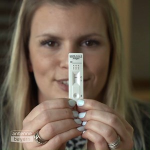 Der Corona-Selbsttest ist bald überall verfügbar. Wir haben für euch getestet, wie er funktioniert. Erst Nase schneuzen und dann gehts los...👇 HINWEIS: Bei den neu zugelassenen Tests, reicht der Abstrich im vorderen Nasenbereich. Wir haben ihn unter Aufsicht von Fachpersonal durchgeführt. | ANTENNE BAYERN