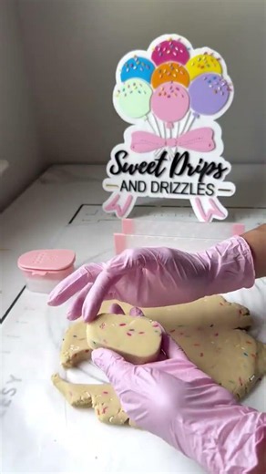 Let’s cut some funfetti cake pops💕 #dippedtreats #chocolatecoveredtreats #customtreats