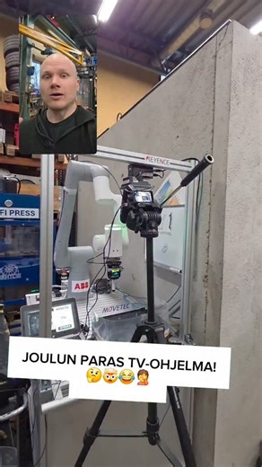 Lauri Vuohensilta on Instagram: "Joulun ykkös viihdepläjäys on tässä! #robotti #joulu #takkatuli"