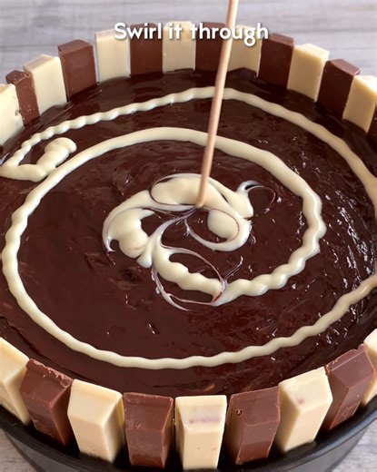 No-Bake Milk & White Chocolate KItKat Cheesecake 😍 This is one of my favourite cheesecakes I've ever made, sharing this one more time for this coming summer season! 💕 It’s so creamy and so chocolatey and it’s such a showstopper! Perfect for a summers table 🎉 Sound on for full instructions 🔉 All you need is: Base: 350g Digestive biscuits, crushed 170g unsalted butter, melted 34 Kitkat fingers (17 white choc, 17 milk choc) Cheesecake: 450ml double cream, cold 500g cream cheese, room temp 120g 