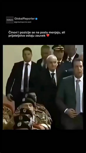 Global Reporter on Instagram: "Klip prikazuje šaljivi trenutak među muškarcima koji su nekada stajali rame uz rame mnogo pre nego što su ih titule, funkcije i moć razdvojili. Danas, neki nose odela, drugi uniforme, neki imaju autoritet, drugi prate protokol, ali bliskost je i dalje tu u njihovim izrazima lica i govoru tela. Ne razmenjuju ni reč, a ipak se prepoznaju u istom trenu. To je podsetnik da se karijere menjaju i činovi pomeraju, ali veze nastale ranije u životu ne nestaju uvek. Pozicije