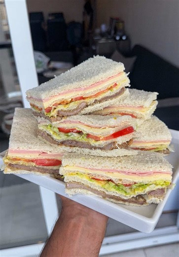 Según mi amiga Jime @made_in_casa esto se llama Miganesa 🤩 y según yo es de los sanguchitos más ricos que comí en mi vida 🙌🏼 sanguche de miga de milanesa, no podía fallar 😍 Por favor háganlos en casa, la milanesa pueden usar cualquiera, de cualquier corte, yo use peceto porque es mi favorito, y el fiambre les recomiendo que lo compren en @elisa_autoservicio , el mayorista de fiambres y el mejor aliado para los emprendedores gastronómicos, tienen muchísima variedad, muchas sucursales y lo mej