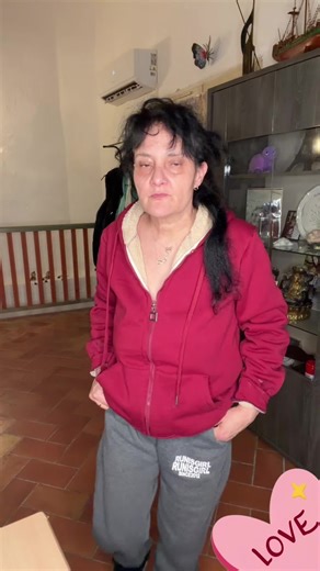 Tu peux posséder des choses… mais être incapable de te supporter toi-même. La vraie pauvreté elle n’est pas dans le portefeuille. Elle est dans le cœur Parce qu’un cœur en paix vaut plus qu’un compte rempli Un regard sincère vaut plus qu’une montre en or Une famille qui t’aime vaut plus qu’un million d’abonnés. À la fin, tout ce que tu montres disparaît Tout ce que tu ressens reste. Et si t’as construit ta vie sur le paraître le jour où tout tombe il ne reste que le vide.