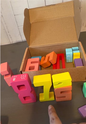 Loving these wooden building number blocks. It’s so cool how the size of the blocks staked equal the hight of the numbers added up. Such a clever idea! #toys #woodentoy #learningnumbers #educationaltoys #buildingblocks
