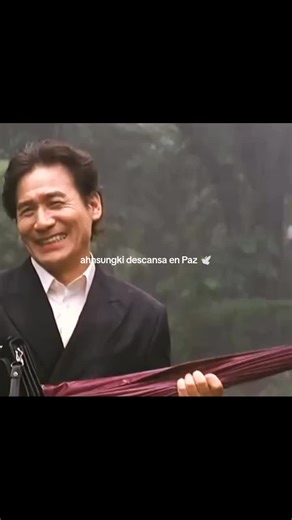 El reconocido actor surcoreano Ahn Sung-ki, considerado una leyenda del cine de Corea, falleció recientemente, dejando un gran vacío en la industria cinematográfica y entre sus seguidores. El funeral del artista contó con la presencia de familiares, colegas y personalidades del entretenimiento. Jung Woo-sung y Lee Jung-jae asumieron el rol de 상주 (sangju), los familiares principales o representantes encargados del funeral, coordinando las ceremonias y ritos en honor a Ahn Sung-ki. Los 상주 llevan u