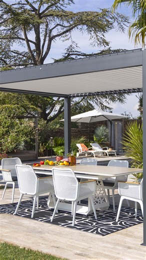 ☀️ L’été approche… et la table Ré est prête à accueillir vos plus beaux moments en extérieur. Avec son grand plateau Kedra® aux finitions arrondies et son piétement en aluminium, elle allie élégance et robustesse pour sublimer votre terrasse. Grâce à son système d’allonge auto-élévatrice, elle passe facilement de 180 à 240 cm : parfaite pour réunir famille et amis autour d’un repas ensoleillé. 🍽️ Le plateau en grès porcelainé Kedra®, résistant aux UV et aux intempéries, fait de cette table une