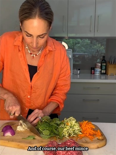 Shan didn’t eat red meat for 14 years because she thought she was “doing the right thing.” Plot twist- she ended up iron & B12 deficient and felt like a flat battery 🫠 Turns out, red meat is a bit of a nutritional weapon: 🥩 Complete protein for muscle, hormones & satiety 🩸 Haem iron (absorbed more easily by our bodies) 🧠 Vitamin B12 for energy, brain function & nerve health 💪 Zinc to support immunity and recovery These Everything Burgers are her lazy-girl solution to eating well without ove