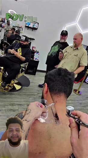 Pra quem gosta de cortes exóticos esse aí é um deles hahahaha Eu só ainda não entendi qual o sentido alguém me explica? Use @Barba Robusta OU COMENTA BARBA!!! #barber #exotic #brasil #viral #fyp