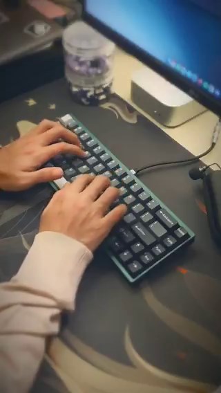 sedikit cerita soal investasi terbaik saya di gadget. tahun lalu saya membeli Mac Mini M4. Keputusan ini saya ambil setelah laptop yang saya pakai sudah mulai terasa menurun performanyawajar saja, laptop saya keluaran 2017 dan saya beli di 2019 awal. sejujurnya saya agak menyesal karena setahun setelahnya, Apple meluncurkan laptop dengan Chipset Apple Sillicon yang secara performa melampaui prosesor Intel.sebelumnya saya masih bingung mau beli laptop atau mini PC. namun setelah saya pikir-pikir 