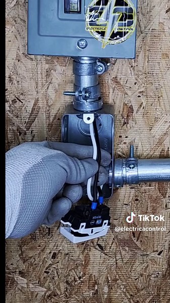 como medir corriente con un Amperímetro #amperimetro #electricidad #electrician #corrientealterna #tools #herramientas #aprendeelectricidad #tutorialelectrico #sigueme_para_mas