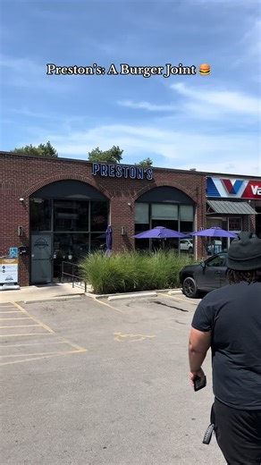 Preston’s: A Burger Joint with my cousin ! @Julian