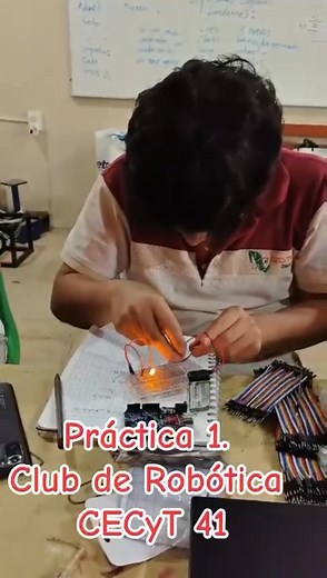 🌟 Primeros pasos en el mundo STEM 🌟 El día de hoy, los jóvenes de primeros semestres dieron inicio a su formación dentro de las tecnologías STEM, encendiendo su primer LED 🔆. Este es solo el comienzo de un camino lleno de aprendizaje, creatividad e innovación. En las próximas clases, aprenderán a programar y controlar ese LED a través de la plataforma Arduino, integrando conocimientos de electrónica y programación. 💡🤖 Curso impartido por los ingenieros Marco Antonio Velázquez López y Flor I