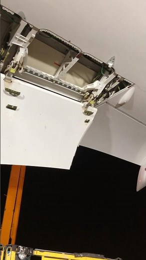 Boeing 787 flaperon installation #aviationlovers #avgeek #boeing787 #flaperon