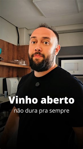Vinho aberto dura quanto tempo na geladeira? 🤔🍷 No Descomplicando o Mundo do Vinho, o nosso sommelier explica por quanto tempo o vinho aguenta depois de aberto, o que faz ele durar mais (ou menos) e como conservar do jeito certo pra não perder o frescor. ✨ Spoiler: a rolha faz mais diferença do que você imagina. 👉 Dá o play no vídeo e evita cometer esse erro clássico. E agora conta pra gente: já bebeu um vinho que ficou dias esquecido na geladeira? 👀 ⚠️ Beba com moderação. Se beber, não diri