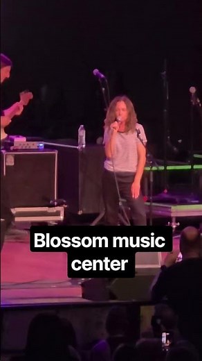 Susanna Hoffs singing Walk Like an Egyptian