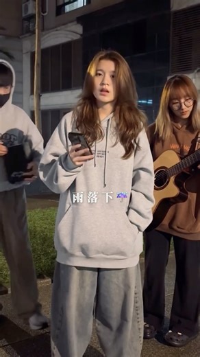 Duckbuddy on Instagram: "今天超冷(っ ̯ -｡) 大家今天早點回家躲被窩 ❤️ 來推薦一首我們最近好喜歡的一首歌曲 鄭馥儀-雨落下🌧️ @jessica.517_ #雨落下 #樂團 #吉他 #木箱鼓 #翻唱"
