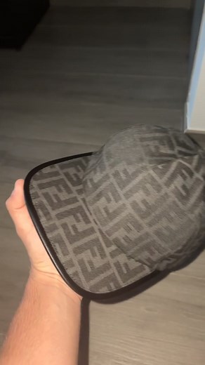 Fendi Noir Casquette: Un Accessoire Incontournable