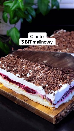 To jedno z tych ciast, które robi się bez okazji, bo zawsze się udaje. Bez włączania piekarnika. ✅ Przepis na 3 Bit malinowy (ciasto bez pieczenia) 🔸 Składniki na blachę 20 × 30 cm Krem budyniowy ◽ 2 szklanki mleka (500 ml) ◽ 5 łyżek cukru (ok. 60 g, do smaku) ◽ 2 łyżeczki cukru waniliowego lub 1 łyżka ekstraktu waniliowego (ok. 10 g) ◽ 2 budynie waniliowe bez cukru (2 × 35–40 g) ◽ 250 g schłodzonego serka mascarpone Warstwa malinowa ◽ 500 g malin świeżych lub mrożonych ◽ 2–3 łyżki cukru (do sm