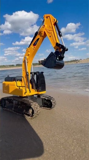 powerful rc Excavator on the BEACH! 🏖️🚜 Digging in the Sand! 😱🔥 #rcexcavator #tractor