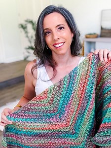 🧶 Say TS1 for the FREE Wheat Stitch Triangle Crochet Shawl Pattern✨🧶A beginner-friendly, top-down crochet pattern that’s as relaxing as it is beautiful. With an easily-memorized 4-row wheat stitch repeat, you’ll get gorgeous braided texture and stunning drape. And in my signature Wheat Stitch!🌾🧶 | Briana K