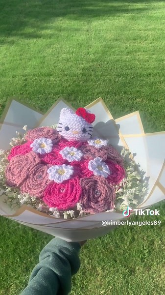 Hello kitty ramo 😍🤭 #fyp #foryoupage #foryou #4you #crochet #hellokitty #crochethellokitty #crochetramo #crochetflowerbouquet #crochetflower #crochethellokitty #fypシ #fypシ゚viral #forupage #viral #makemefamous #tutorial #hellokitty #hellokittyandfriends #hellokittylover #ramo #flowerbouqet #repost #viral