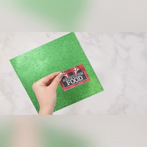 Spread Christmas cheer this holiday season with a simple treat that’s inexpensive and easy to make! 🎄 Get the free printables here: https://sweetredpoppy.com/christmas-treat-printable-bag-topper/ | Sweet Red Poppy