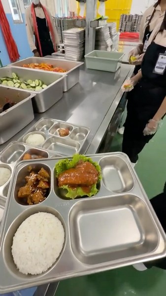 MBG makan Bergizi Gratis dari pak Prabowo Subianto 🇮🇩