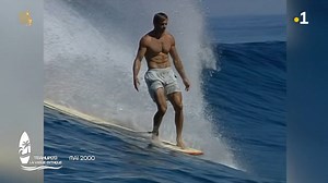 1.3K views · 38 reactions | Repousser son vol pour vivre la #VagueMythique de Teahupo'o, c'est ce qu'a fait Laird Hamilton en mai 2000. Qui est #LairdHamilton ? Il est l'un des plus grands surfeurs de grosses vagues, co-inventeur du surf remorqué, modèle et acteur. Il a contribué à la reconnaissance de #Teahupoo à l'international. #SurfingParadise #NaturePuissante #GratitudeInfinie ‍♂️ | Polynésie la 1ère | Facebook