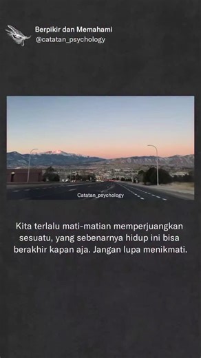 Berpikir dan Memahami on Instagram: "Manusia cenderung memperjuangkan tujuan dengan intensitas tinggi karena otak memiliki future-oriented bias—kecenderungan menunda kepuasan saat ini demi harapan masa depan. Secara evolusioner ini membantu bertahan hidup, tetapi dalam konteks modern sering membuat seseorang hidup di mode “nanti”, seolah hidup baru layak dinikmati setelah semua tercapai. Padahal, kesadaran akan kefanaan hidup justru meningkatkan kualitas pengalaman saat ini (mortality salience).