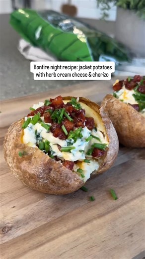 Bonfire night recipe idea: Jacket Potatoes with Herb Cream Cheese & Chorizo 🌿 It’s the time of year where something warm, simple and full of flavour hits the spot, and this one ticks all the boxes. We’ve put our own Herbs Unlimited spin on this comforting classic using fresh parsley and chives, both grown with care and packed to order. Here’s how to make it: Ingredients (serves 2): 2 large baking potatoes 100g diced chorizo 2 tbsp of cream cheese 1 handful of fresh parsley 2 tsp fresh chives (c
