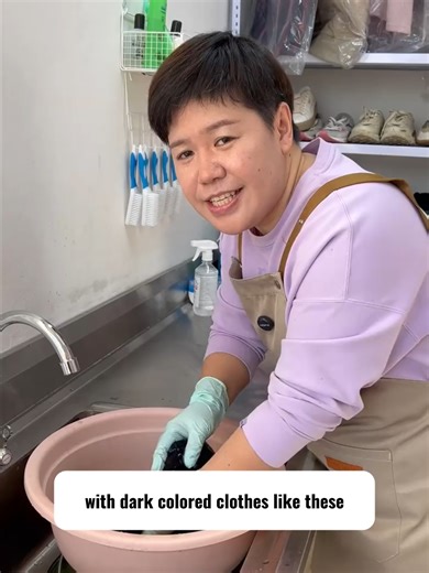 Color fixing and restoration for black clothes. Dark clothes tend to fade after washing. Today Hongjie teaches you tips to lock color, fix fading, and restore black clothes. #ClothesFading #ColorRestoration #CleaningTips #PracticalTips #PracticalSharing