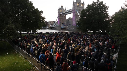 Mourners warned 'do NOT travel' after queue to see Queen's coffin hit 25 hours