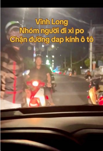 Ngày 6-4, Công an phường Phước Hậu, tỉnh Vĩnh Long đang xác minh vụ nhóm người đi xe máy chặn ô tô giữa đường và đập bể kính chắn gió. Theo thông tin ban đầu, khoảng 20 giờ ngày 5-4, anh NTT điều khiển ô tô lưu thông trên đường Phạm Thái Bường. Xe đi từ hướng vòng xoay Bệnh viện đa khoa Vĩnh Long vào phường Long Châu. Khi đến đoạn gần Trường THPT chuyên Nguyễn Bỉnh Khiêm , anh T. phát hiện nhóm người đi trên 3 xe máy có dấu hiệu say xỉn. Do nhóm này di chuyển vào làn ô tô nên anh T. bấm còi xin 