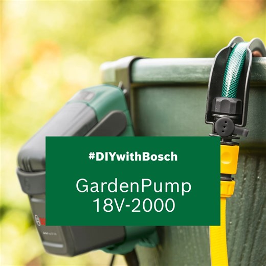 Gør det nemt at spare på vandet! 🌱 Med GardenPump 18V-2000 kan du effektivt vande haven såvel som blomster- og grøntsagsbede med regnvand fra en tank. Pumpen kan tilsluttes forskellige beholdere og har en rækkevidde på op til 25 meter. Med timerfunktionen, der har tre indstillinger, er den også ideel til sprinklere og vandingssystemer. Bruger du regnvand til at vande din have? 😊 | Bosch DIY and Garden