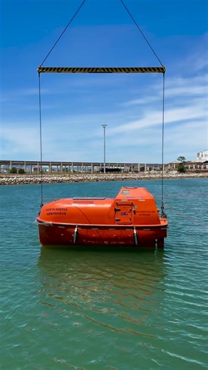 Lifeboat hook release testing!.#safety #testing #lifeboats #lifeboat #boat #ventamaersk #maersk #shipyard #drydock #lisnave #setubal #portugal #shipping #detblaadanmark #blivskibsofficer #captain #captainthomas #alwaysonboard | Captain Thomas Lindegaard Madsen