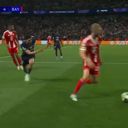 le PSG est qualifié d’équipe détestable (peut être pas cet effectif) mais que dire d’eux mdrr Kimmich, Lui, Upamecano qui mime des pleurs sur le tacle de Diaz sur Achraf..