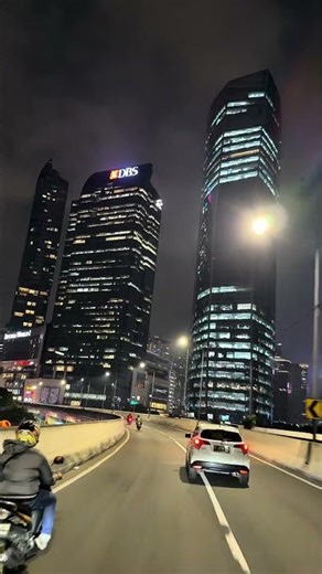 Suasana Kota Jakarta di Malam Hari