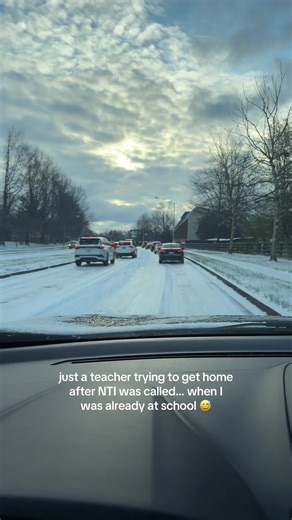 My fifteen minute commute turned into 2 hours. 😭 Thank goodness I made it home because the roads in Lexington are no joke yall. 😳 #lexington #lexingtonky #kentucky #snow #roads