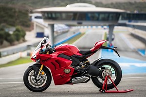 DUCATI PANIGALE V4S (2022 - on) Review