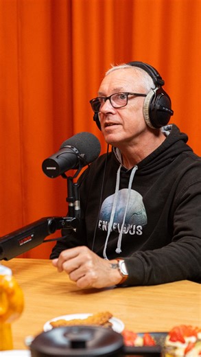 Her Går Det Godt on Instagram: "Michael Linden-Vørnle er klar på at tage én for holdet og lade sig suge ind i et sort hul — bare der kan afrapporteres hjem, hvad der gemmer sig på den anden side. ☄️🦅 Michael Linden-Vørnle er i studiet. Ph.d. i astrofysik, chefrådgiver på DTU Space og en af de mest formidlingsstærke og klogeste hoveder i kongeriget på universet og astrofysik. Hvis ikke den klogeste, faktisk. Et besøg og en special, vi oprigtigt har glædet os til at sende ud. For mens bre