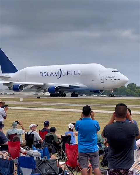 The DreamLifter aircraft is ready for lift off! 🛩️ | LADbible Australia