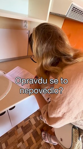 Jak jsme vydělali 1200000 Kč bez práce?🤔 Zní to jednoduše koupit a prodat byt… ale je tam hodně překážek. Zaprvé: tento byt jsme měli na hypotéku. Ale nejsložitější krok je nejen najít finance, ale hlavně najít likvidní byt za fakt dobrou cenu! Hledání nám zabralo asi půl roku a omylem jsme trefili na inzerát s chybou v nastavení 😅 neměl vůbec zadané město, pouze kraj. Cena byla kolem 2,5. Kč za 2kk a šli jsme do toho. Dali jsme ještě cca 82 000 Kč na přípravu do normálního stavu (podlaha, kuc