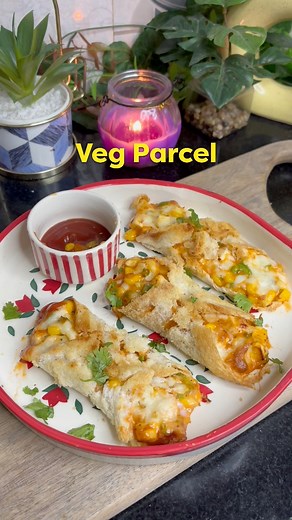 989K views · 7.5K reactions | Veg Parcel Recipe! Ingredients ✅ 1. Onion 2. Capsicum 3. Green Chillies 4. Sweet Corn 5. Paneer 6. Mayonnaise 7. Pizza Sauce 8. Oregano 9. Chilli Flakes 10. Cheese 11. Tandoori Sauce 12. Bread Slice #vegparcel #quickrecipes #quickrecipe #yummy #delicous | Foodie Us | Facebook