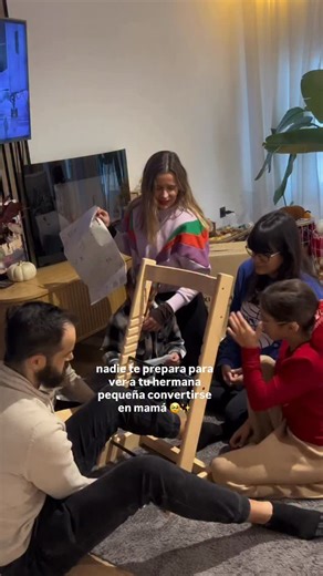Gema Morcillo on Instagram: "Oficialmente Lucas será un bebé de 2026! ✨😂❤️ Estar viviendo esto con ellos, que los peques estén tan implicados está siendo un regalo. El otro día montamos la trona de Lucas, el modelo tripp trapp de @stokkebaby. Me parece que fue ayer que la montábamos para Carla y ya han pasado 5 años. Siempre que me preguntan por un imprescindible para el bebé recomiendo esta trona, evolutiva, desde el set newborn hasta que se convierte en silla (la seguimos usando en casa!). Si