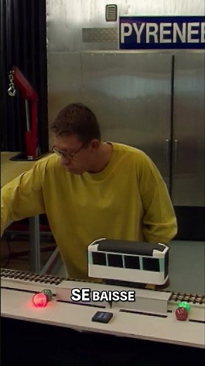 How do train signals work? #science #jamy #experiment
