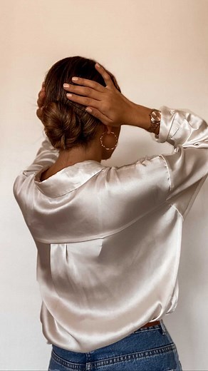 Célia ✌🏽 Brunette on Instagram: "Coiffure de star : le chignon bas d’Hailey Bieber Pour un effet encore + Hailey, n’hésitez pas à mettre de la cire (mais perso j’aime pas donc je me suis contentée d’un peu de laque sur les baby hair) Allez, aidez moi : vous voulez qu’on reproduise le même style capillaire de quelle star la prochaine fois ? Belle soirée 🤍🤍 . . . #hairstyle #hairtutorial #hairstyles #hairstyleideas #haileybieberstyle #coiffurefacile #tutocoiffure #lowbun #lowbuntutorial"