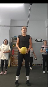 17K views · 314 reactions | 12 minutes d'échauffement avec un ballon. Renforcement global de tout le corps. Ajoute un échauffement (en commentaire) et tu as un entraînement complet  | Kiné Du Quotidien | Facebook