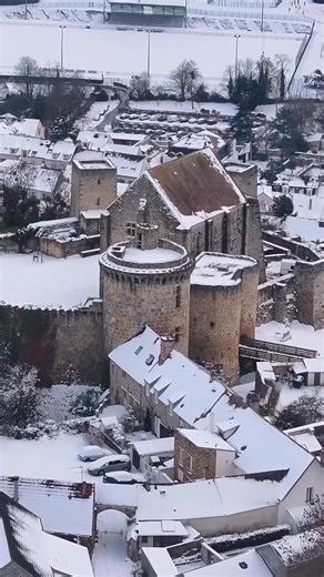 🏰🏘🏤 Madeleine Castle - France In the Yvelines region, the snow-covered Château de la Madeleine stands majestically, dominating the Chevreuse Valley. Its medieval walls, blanketed in white snow, create a serene and magnificent scene in winter.🎄🍁🌲 | Beautiful Houses and Buildings
