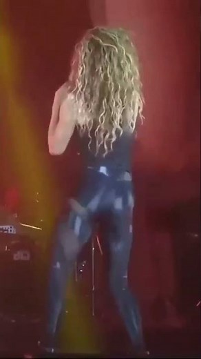 Shakira shaking booty